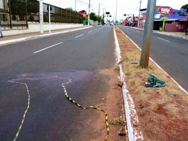Motociclista sem habilita&ccedil;&atilde;o morre ao bater moto em poste