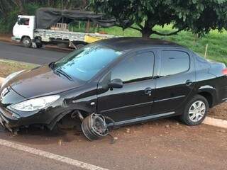 Por causa do acidente, a roda saiu do veículo (Foto: Guilherme Henri)