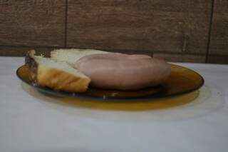 Diferente do costume brasileiro de assar carne, na tradição alemã o salsichão é cozido (Foto: Kimberly Teodoro).
