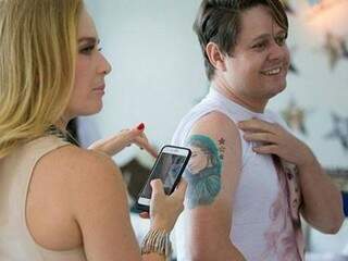 Elvis conta que Angélica ficou impressionada com a semelhança da tatuagem e com o carinho de fã (Foto: Corrêa Fotografia)