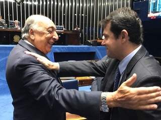 Pedro Chaves foi cumprimentado por aprovação do projeto (Foto: Assessoria do senador/Divulgação)