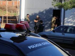 Agentes cumprindo mandados em Nova Andradina. (Foto: José Almir Portela/Nova News)