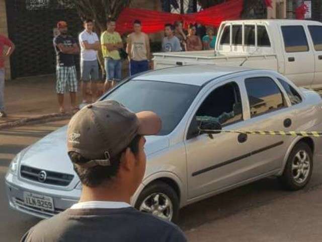 Tr&ecirc;s s&atilde;o alvos de pistoleiros em manh&atilde; violenta na fronteira com o Paraguai