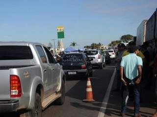 Caminhoneiros estão parados nas rodovias do Estado (Foto: Paulo Francis)