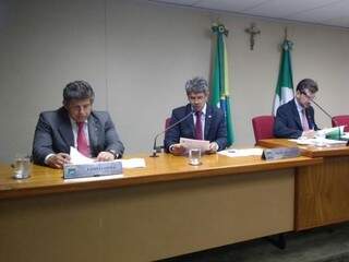 Deputados Lídio Lopes, Rinaldo Modesto e Pedro Kemp, durante sessão extraordinária, ontem na Assembleia Legislativa (Foto: Lucas Junot)