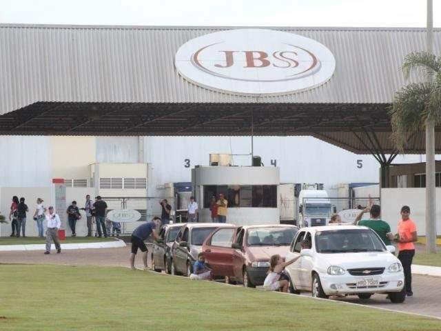 Funcion&aacute;rios controlam princ&iacute;pio de vazamento de am&ocirc;nia na JBS
