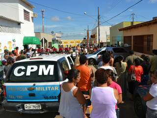 Moradores acompanharam o trabalho da Polícia (Foto: Fernando da Mata)