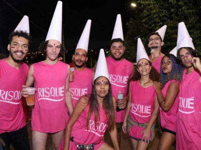 Em ano sem fantasia da modinha, o que se v&ecirc; no Carnaval &eacute; pochete e saia de tule