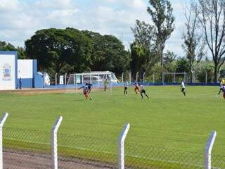Mundo Novo e Iguatemi em jogo da Copa Assomasul, em Itaquiraí (Foto: Guiomar Biondo)