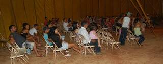 Público em platéia improvisada do circo dos irmãos Perez.