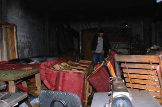 Incêndio destruiu vários sofás. (Foto: Ivinotícias)