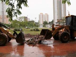 Prefeitura afirma ter mobilizado 140 pessoas para limpeza. (Foto: PMCG/Divulgação)