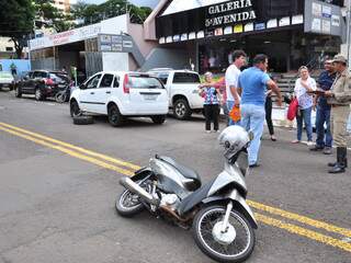 Colisão entre moto e carro aconteceu no meio da quadra. (Foto: João Garrigó)