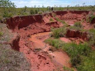 Sedimentos de cratera foram carregados para o Rio Salobra (Foto: Divulgação/PMA)
