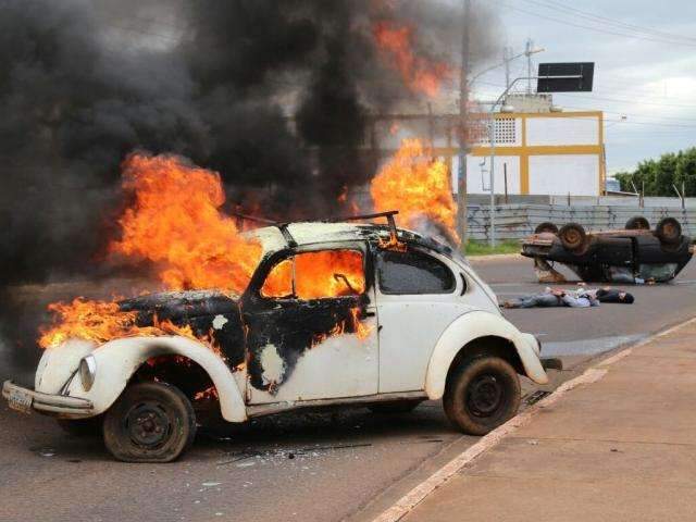 Simula&ccedil;&atilde;o de acidente com fogo e feridos fecha avenida e atrai curiosos