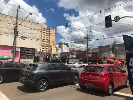 Sem&aacute;foros amanhecem em pane no centro de Campo Grande