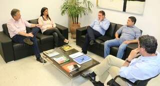 Da esquerda pra direita, Jaime Verruk, Rose Modesto, o empresário paraguaio, o vice-prefeito de Ponta Porã, Caio Augusto e Eduardo Riedel (Foto: Leca/Divulgação)