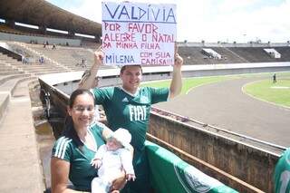 Pais levaram Milena de dois meses e querem uma camisa do Valdivia (Foto: Marcos Ermínio)