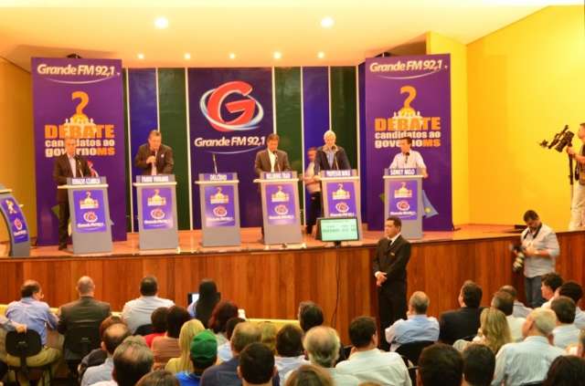Em debate &ldquo;morno&rdquo; sem l&iacute;der nas pesquisas, Monje e Sidney roubam a cena