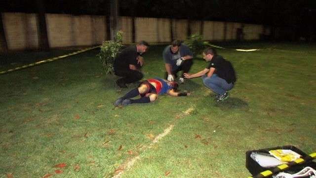 Homem &eacute; assassinado com cinco tiros em campo de futebol 