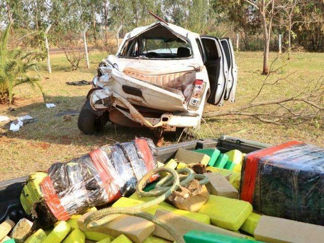 Durante persegui&ccedil;&atilde;o, traficante capota caminhonete com 800 kg de maconha 