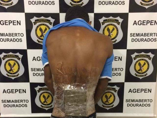 Detento &eacute; flagrado tentando entrar em pres&iacute;dio com droga colada no corpo