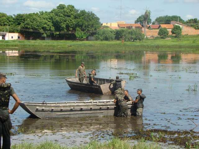 Cart&atilde;o-postal da cidade, Lagoa Comprida recebe limpeza de militares