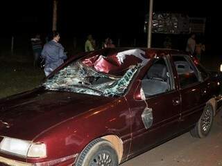 Frente do veículo destruída após acidente no início da noite de ontem (Foto: Márcio Rogério/Nova News)
