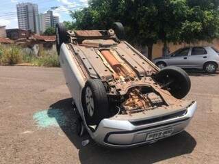 Carro parou com as quatro rodas para cima. Condutor sofreu ferimentos leves e foi socorrido para o Hospital da Unimed (Foto: Danielle Matos) 