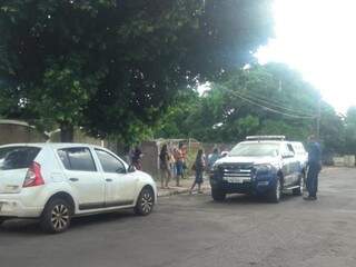 Vizinhos afirmam que abusos ocorriam no carro do pai das crianças e acionaram a polícia neste domingo (3) (Foto: Izabela Sanchez)