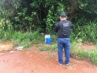 Policial no local onde corpo foi encontrado dentro de tambor, em Ponta Porã (Foto: Porã News)