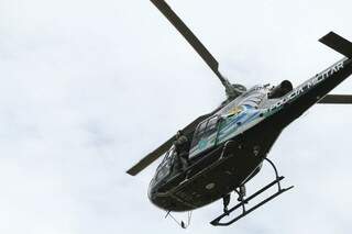 Helicóptero que ajuda nas buscas por suspeito que fugiu (Foto: Saul Schramm)