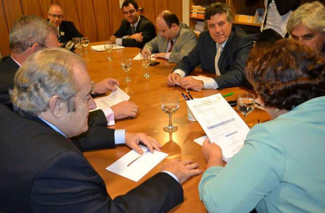  Ideli Salvatti promete liberar recursos para asfalto em Dourados