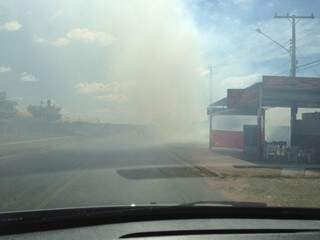 Fumaça provocada pela queimada chegou a prejudicar a visão dos motoristas. (Foto: Alex de Oliveira)