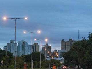 Terça-feira amanheceu com céu nublado em Campo Grande. (Foto: Henrique Kawaminami)