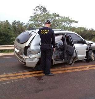 Condutor abandonou a Tucson após bater em uma ponte. (Foto: DOF)