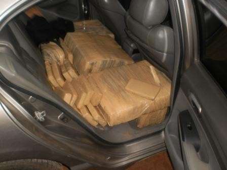 Policiais perseguem motorista e encontram 300 quilos de maconha em Honda Civic
