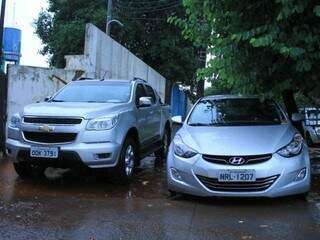 Dois dos três veículos recuperados durante a madrugada. (Foto: Marina Pacheco) 