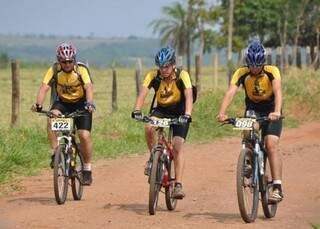 Competidores se ajudam durante o percurso, principalmente para aqueles que estragam suas bicicletas (Foto: Marcelo Calazans)