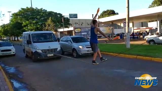 Colombiano inova na arte de rua e faz malabarismos sobre corda entre sem&aacute;foros