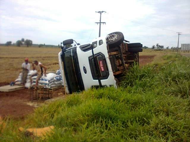 Caminh&atilde;o carregado de produtos agr&iacute;colas tomba em Douradina