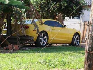 Camaro usado por Miguel na fuga foi encontrado em quintal no bairro Cristo Redentor. (Foto: Henrique Kawaminami)