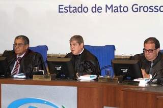 Waldir Neves (no centro) destaca projeto que vai acabar com uso de papel (Foto: Divulgação)