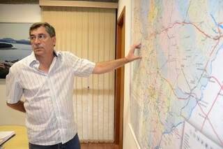 Secretário Wilson Cabral mostra no mapa rodovias que estão sendo asfaltadas. (Foto: MInamar Júnior)