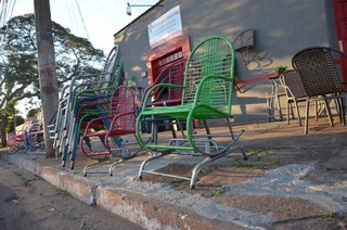 O lugar vende cadeiras novas e restaura antigas. (Foto: Vanessa Tamires)
