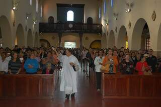 Na novena das 7 horas a igreja já estava cheia de devotos. (Fotos:Simão Nogueira)