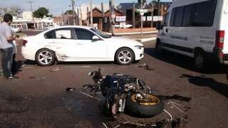 Com o impacto da colisão o motociclista ficou ferido e foi encaminhado para a Santa Casa.(Foto:Direto das Ruas)