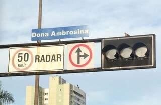 Semáforo desligado na Rua Dona Ambrosina com a Avenida Afonso Pena (Foto: Marcos Ermínio)