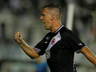 Máxi Lopez celebra gol que tirou Vasco do sufoco contra a Chape (Foto: Vasco/Divulgação