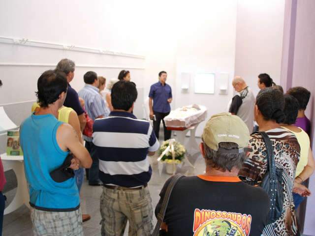  Amigos e familiares se despedem de advogado morto a tiros 
